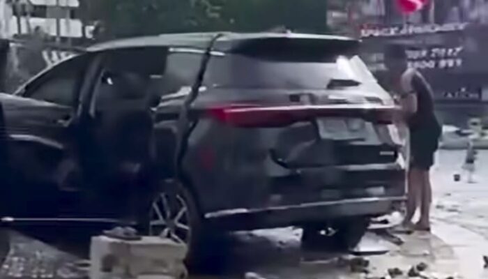 Mobil Masuk ke Kolam Bundaran HI Rabu Pagi