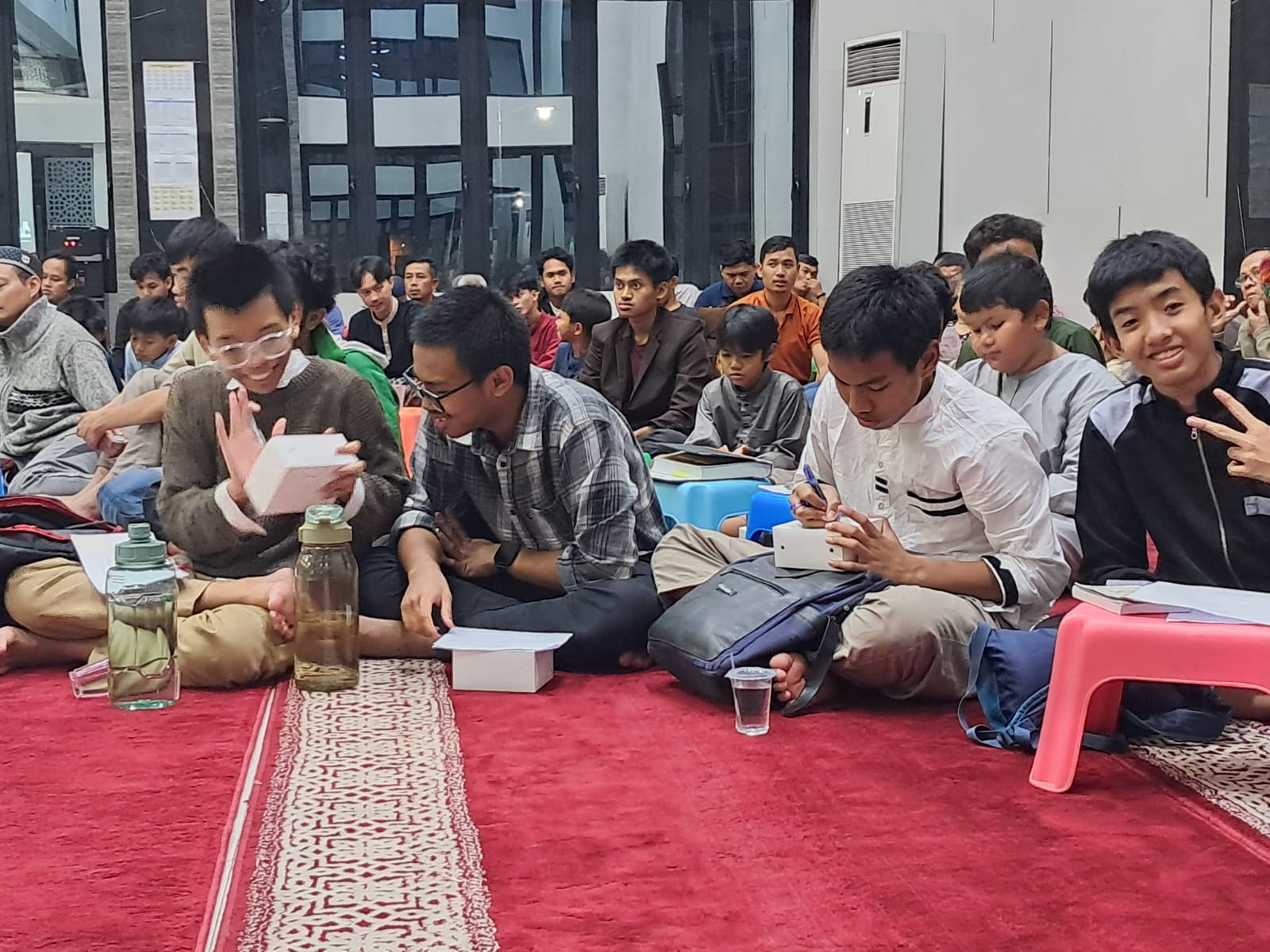 Pemuda Di Masjid Iktikaf