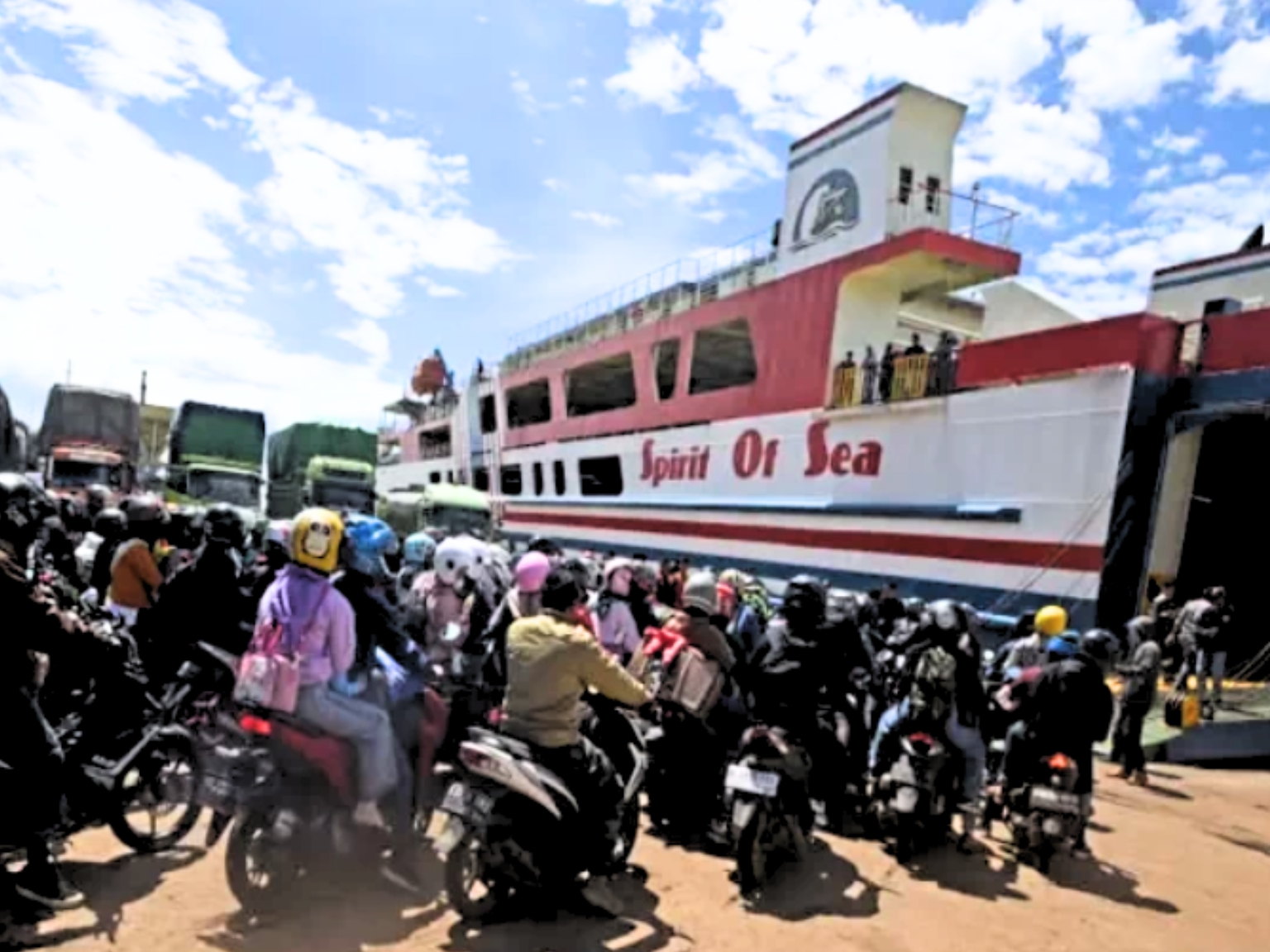 Pemudik Motor Di Pelabuhan Ciwandan