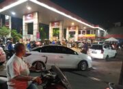 Isu Kenaikan Harga BBM 1 April, Antrean Kendaraan Mengular di SPBU Kalimalang