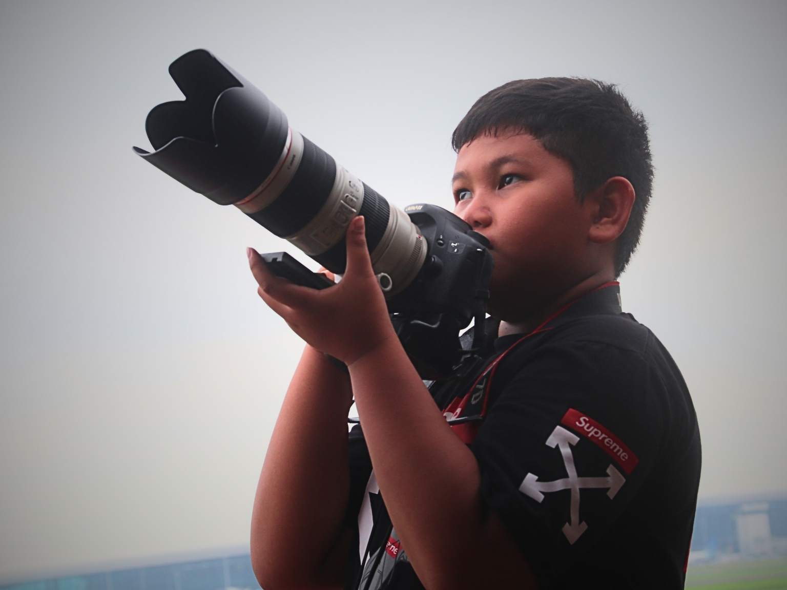 Pesawat Mendarat, Azan Magrib Menanti, Sadewa Abadikan Pesawat di Landasan Soekarno-Hatta sadewa Sampurno Hadi - Fotografer Cilik
