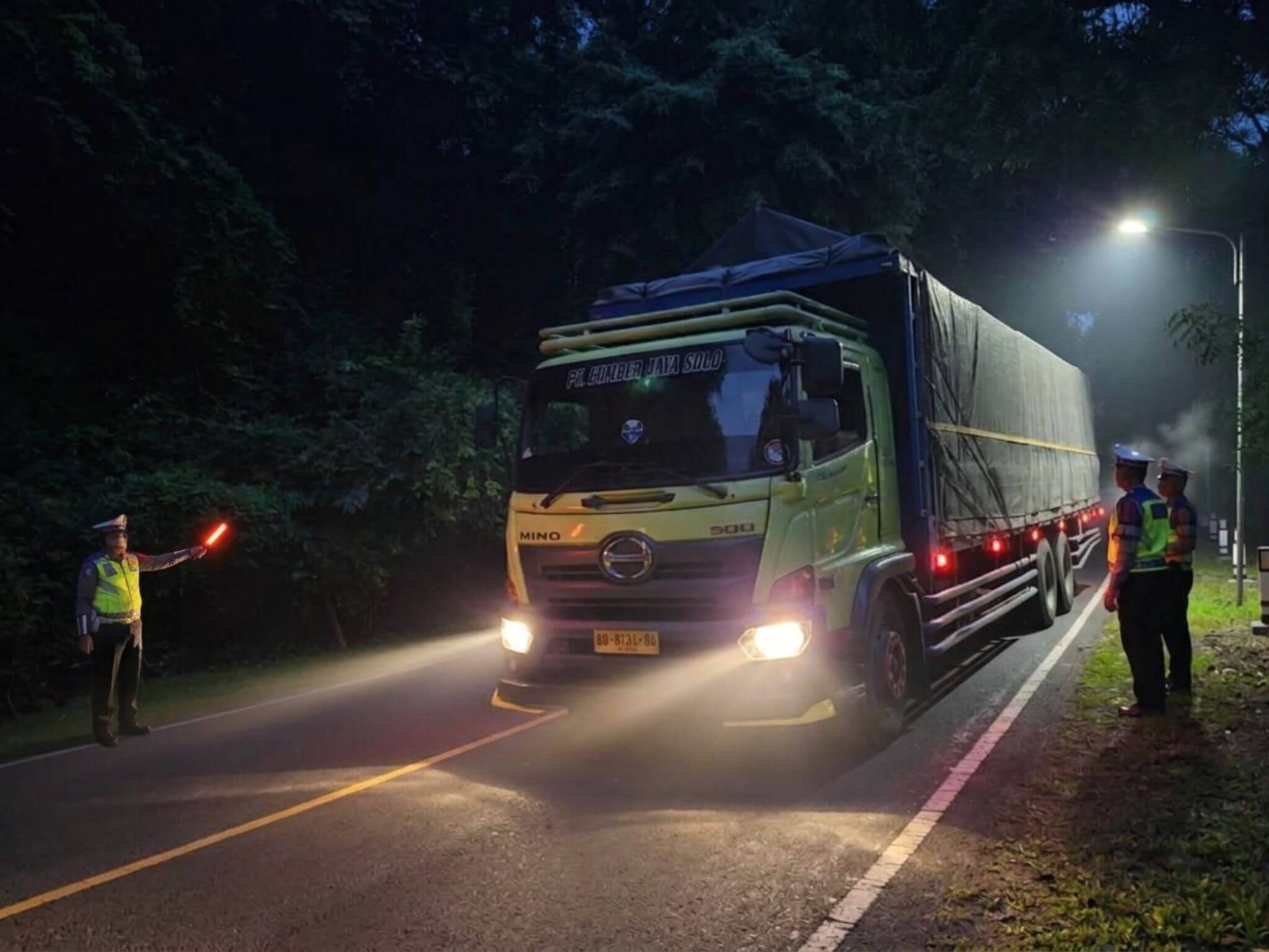 Truk Sumbu Tiga 1