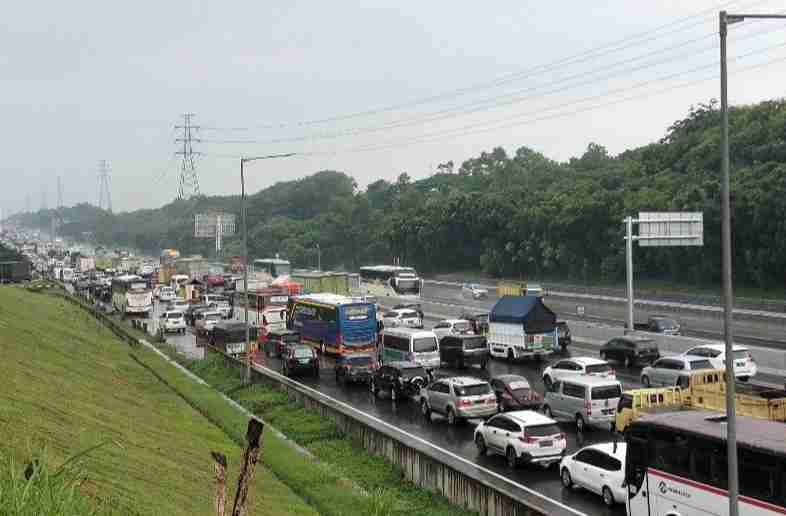 Volume Kendaraan Meningkat Tol Japek