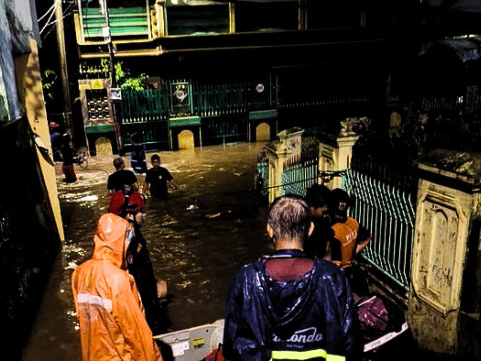 Warga Ciracas Kebanjiran