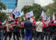 Buruh Kepung Kantor Kemnaker Tolak Impor Ratusan Ribu Pick Up India