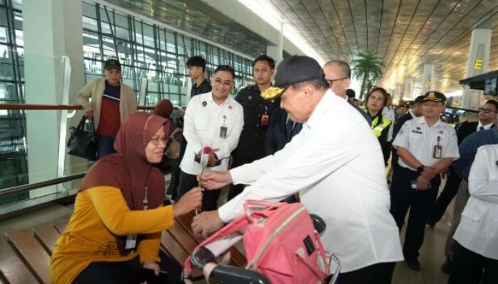 Pastikan Kesiapan Layanan Mudik Lebaran, Menko Polkam Tinjau Pelabuhan dan Bandara