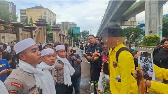 Parah! Mahasiswa yang Memaki Polisi saat Demo Catut Almamater UI, Kampus UI Kasih Penjelasan