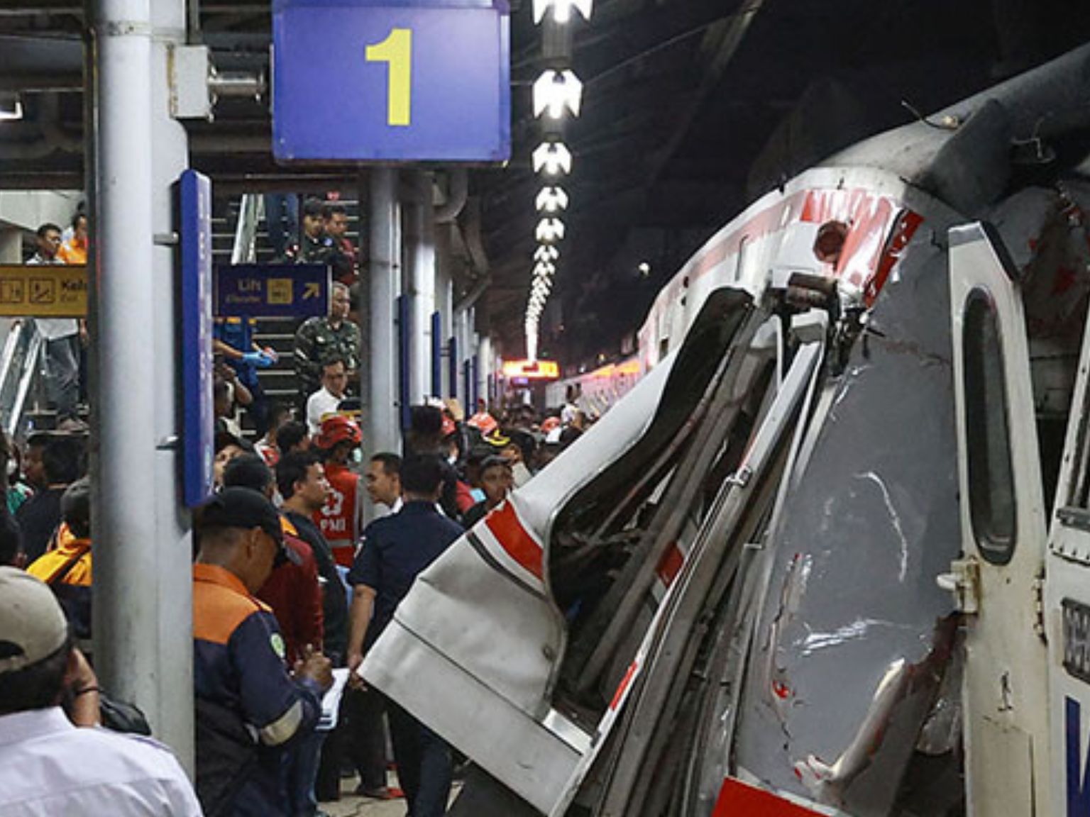 Laka Kereta Di Stasiun Bekasi Timur