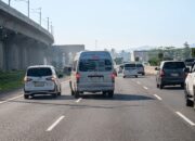 Viral, Aksi Ugal-Ugalan Sopir Travel di Tol Jakarta-Cikampek Dikecam Warganet