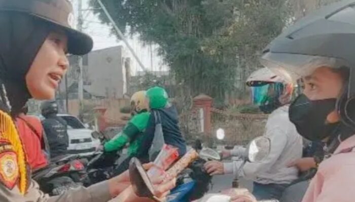 Memperingati Hari Kartini, Polwan Jakpus Turun ke Jalan Berbagi Cokelat