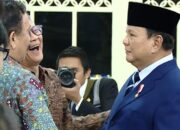 Senyum Lepas Rocky Gerung di Istana Saat Disalami Prabowo