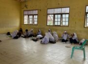 Sekolah Rusak, Anak-Anak Aceh Tamiang Tetap Datang Meski Tak Nyaman