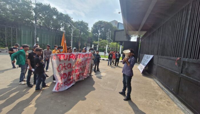 Aliansi BEM Bersuara a Geruduk DPR RI Tuntut Penyerangan Andrie Yunus Diproses Peradilan Umum