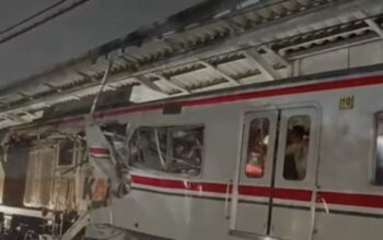 Dua Kereta Tabrakan Di Stasiun Bekasi Timur Tangkapan Layar Cnn Indonesia Tv 1777302742754 169
