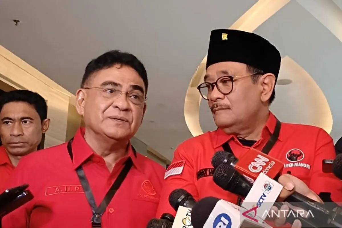 Ketua DPP PDIP Andreas Hugo Pareira (kiri) dan Djarot Saiful Hidayat (kanan)