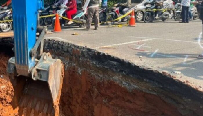 Jalan Ambles di Lenteng Agung Jaksel Diduga Beton Bawah Tanah Keropos