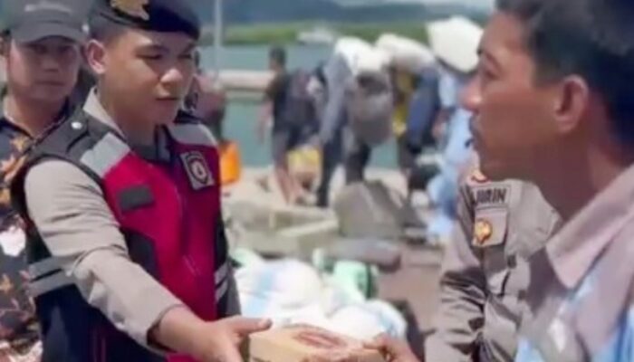 May Day 2026, Polri Bagikan Snack untuk Buruh Pikul di Pelabuhan Bima 