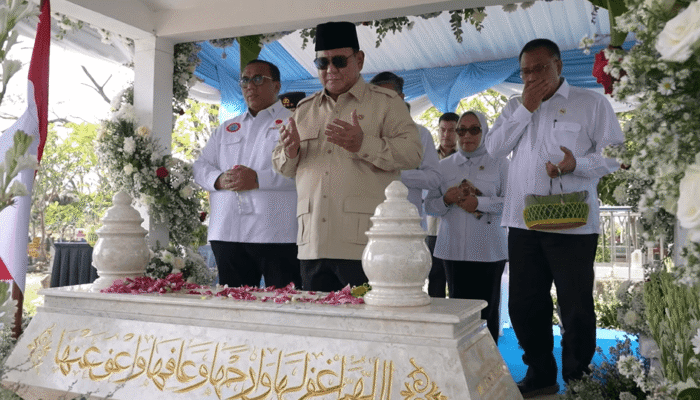 Prabowo Ziarah ke Makam Marsinah di Nganjuk