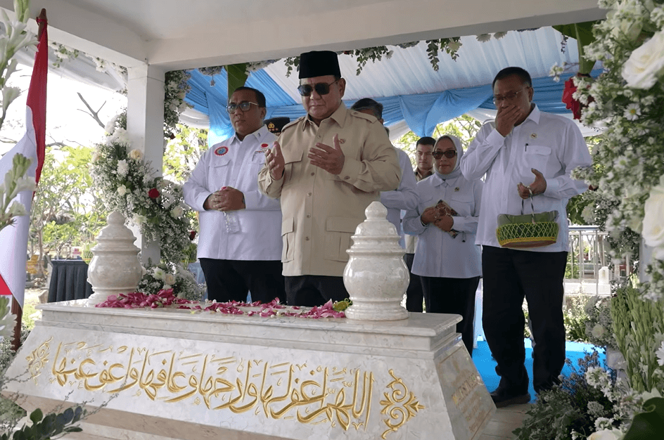 Prabowo Ziarah Ke Makam Marsinah