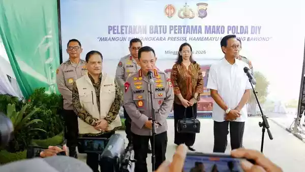 Kapolri Jenderal Listyo Sigit Prabowo Bersama Dengan Gubernur Diy Sri Sultan Hamengku Buwono X Usai Peletakan Batu Pertama Map 1777786779038 169
