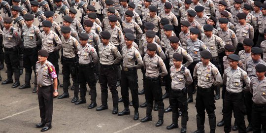 Polisi Berbaris Dilapangan