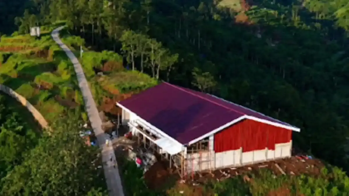 1385 Mdpl Tampak Udara Progres Pembangunan Koperasi Desakelurahan Merah Putih Kdkmp Di Desa Kediten Lereng Gunung Prau Kabupaten Kendal Cr6ux