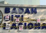 Demonstran Segel Kantor MBG di Kebon Sirih