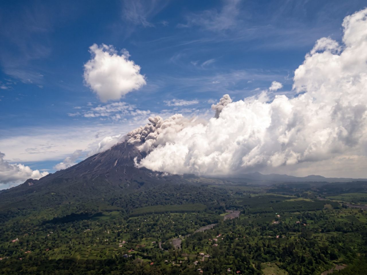 Gunung Semeru Erupsi