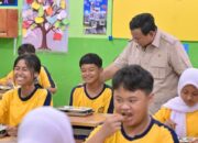 Presiden Prabowo Kunjungi SMPN 111 Jakarta, Penerima Manfaat MBG dari SPPG Polri Palmerah