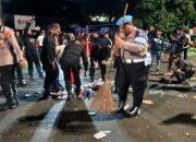 Bikin Haru! Tak Hanya Amankan Aksi, Polisi Turun Tangan Rapikan Jalanan Usai Demo