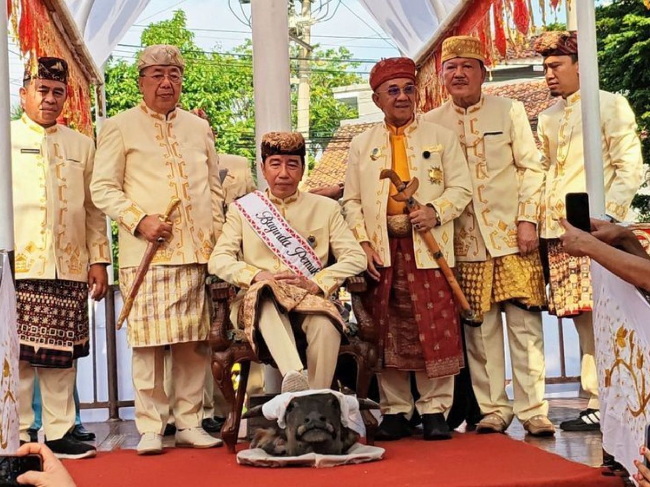 Jokowi Injak Kepala Kerbau