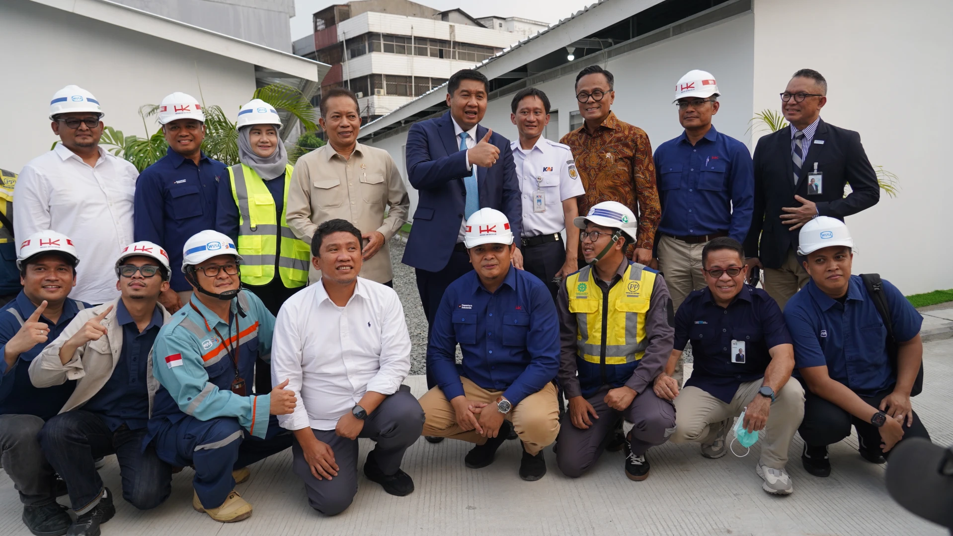 Pejabat Negara Di Hunian Warga Bantaran Rel Senen