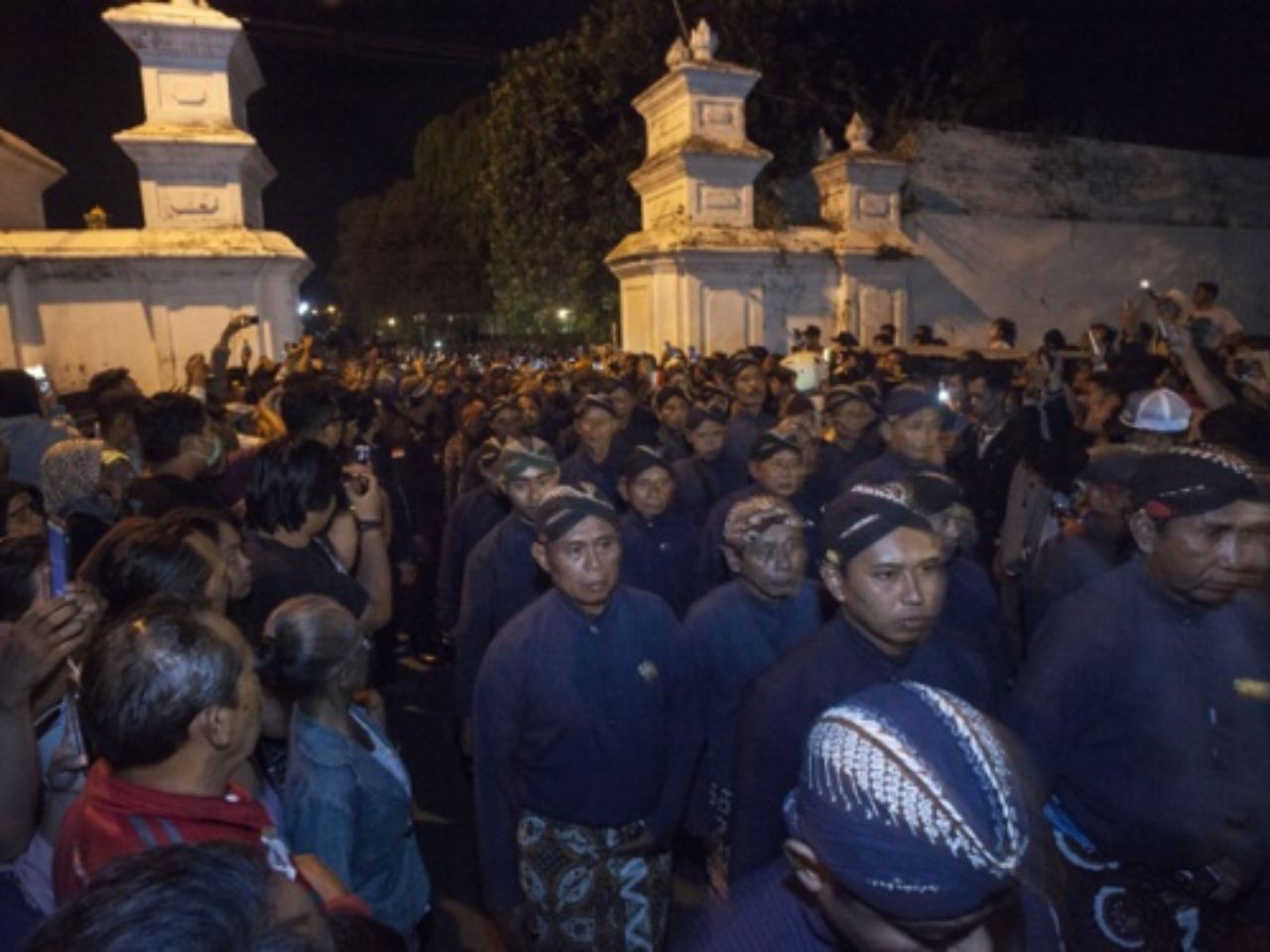 Tradisi Tapa Bisu Mubeng Beteng Di Keraton Yogyakarta