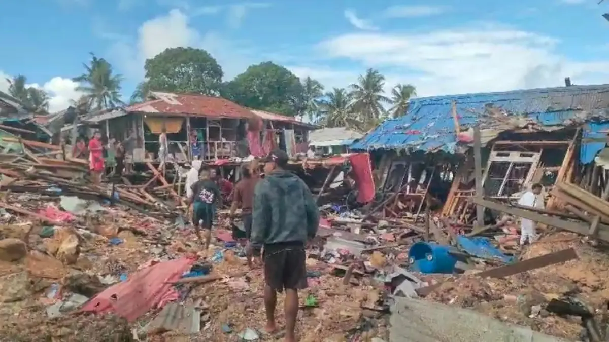Kondisi Kawasan Padat Penduduk Di Kampung Yenures Distrik Biak Kota Tepat Di Samping Kantor Dinas Perikanan Pusat Kota Biak Papua Pada Minggu 315 Sore Sekitar Pukul 1500 Wit Screenshotistimewa 5zu2n