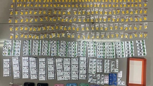 Obat Keras Ilegal Yang Disita Di Sebuah Toko Kosmetik Di Kawasanjuanda Sawah Besar Jakarta Pusat 1780200328527 169