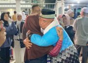 Jamaah Haji Kloter Pertama Debarkasi Padang Disambut Hangat di Tanah Air