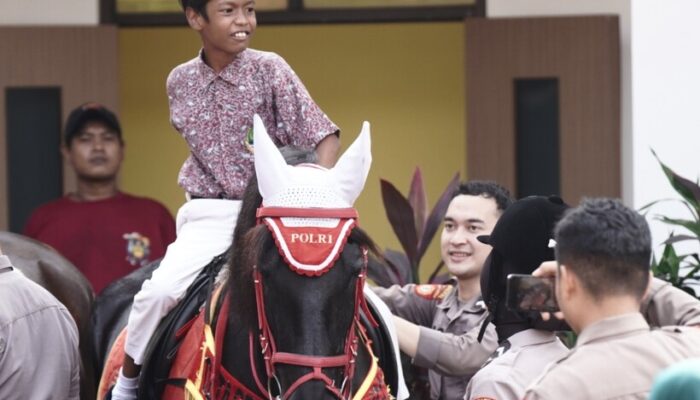 Ditpolsatwa Baharkam Polri Edukasi Pelajar SLB Negeri Depok Lewat Demonstrasi Satwa