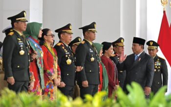 Presiden Prabowo bersama Kapolri dan Panglima TNI di Upacara Prasetya Perwira (Praspa) TNI-Polri di Istana Merdeka Jakarta