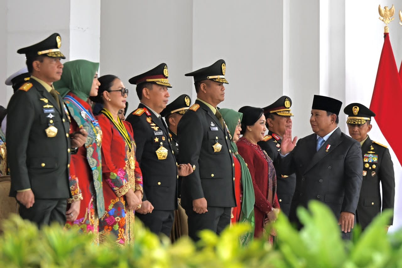 Presiden Prabowo bersama Kapolri dan Panglima TNI di Upacara Prasetya Perwira (Praspa) TNI-Polri di Istana Merdeka Jakarta