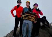 Usia 45 Tak Halangi Ibu Bhayangkari Taklukkan Gunung Agung Bersama Dua Putrinya