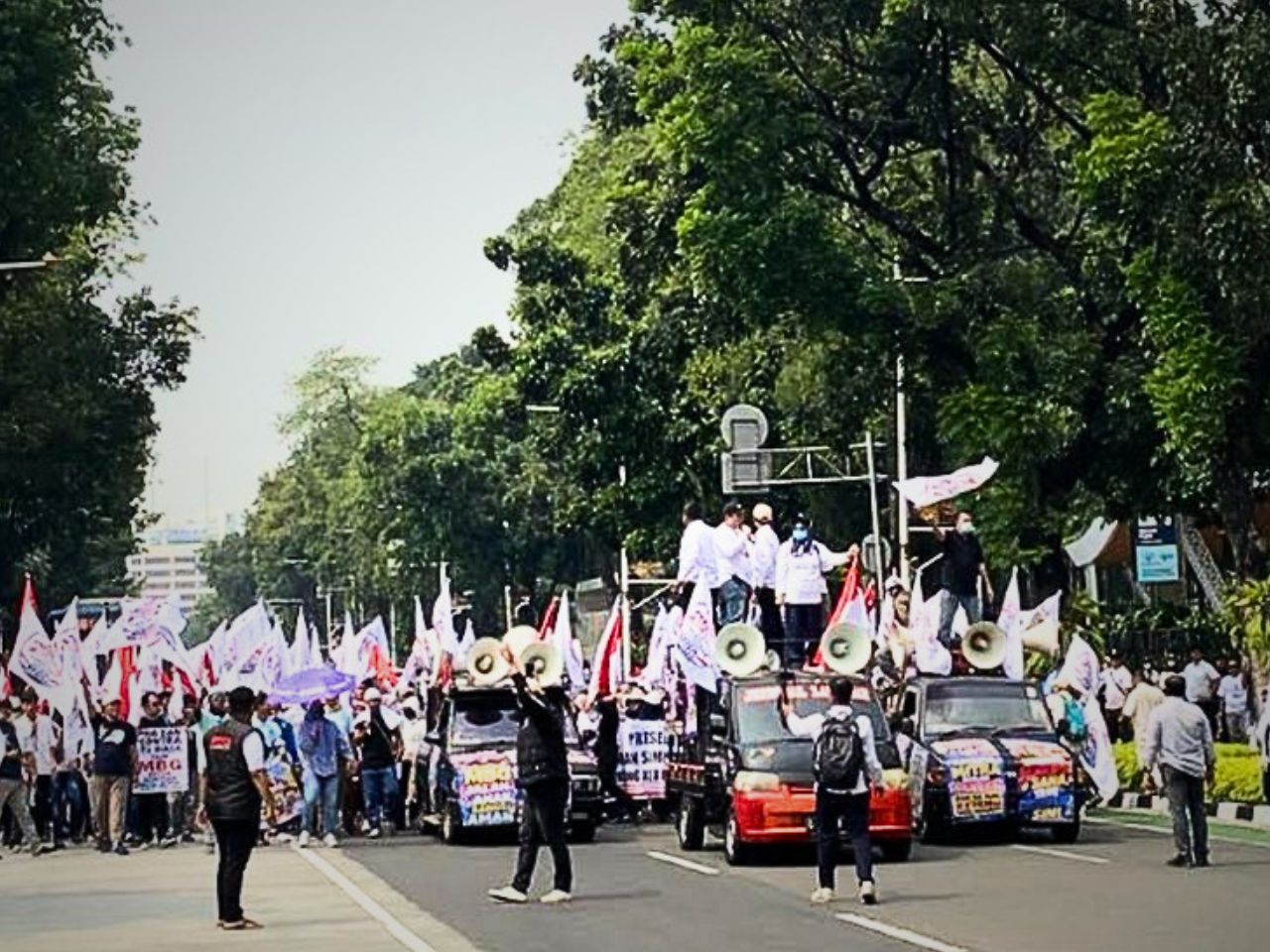 Massa Pendukung Mbg