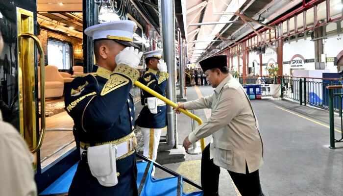 Prabowo Nikmati KA Nusantara Explorer