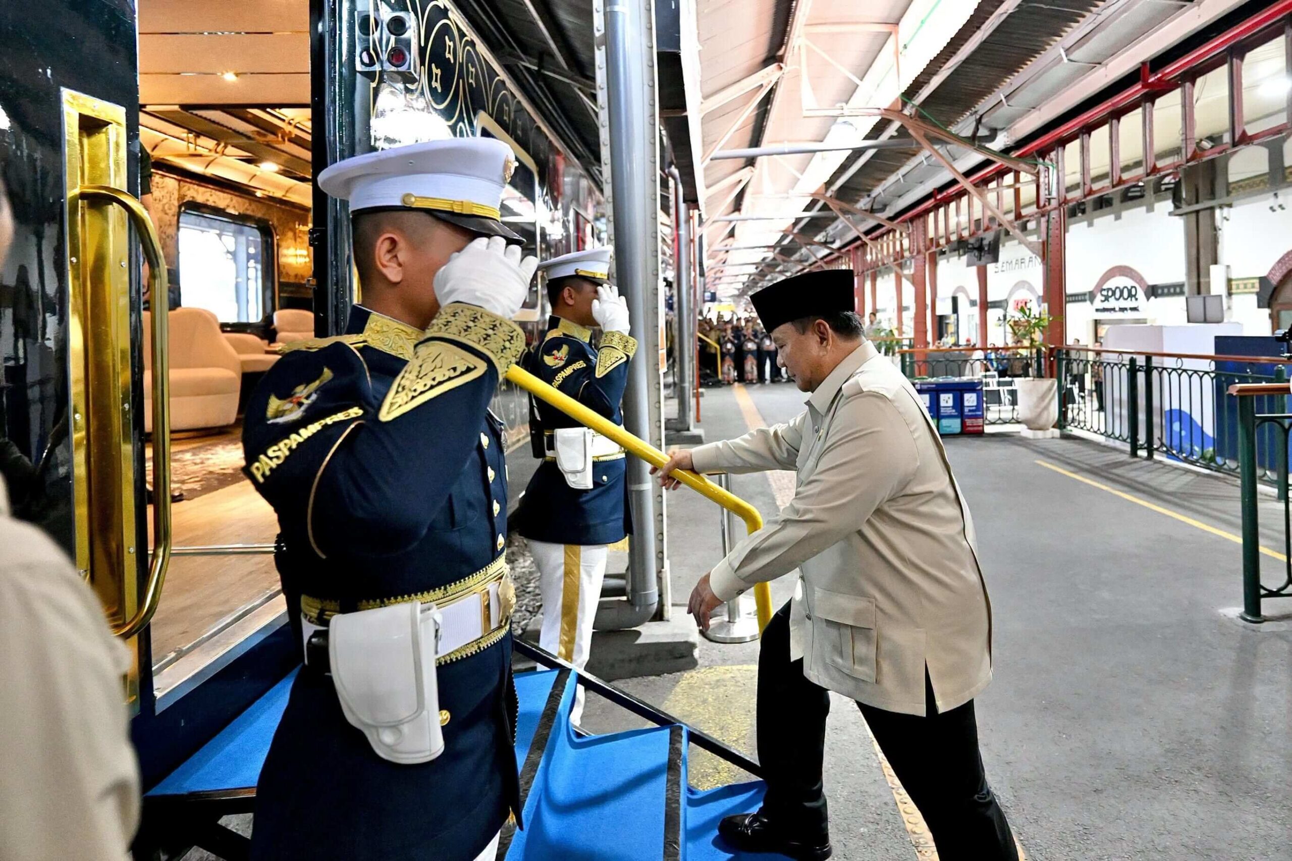 Prabowo Naik Kereta