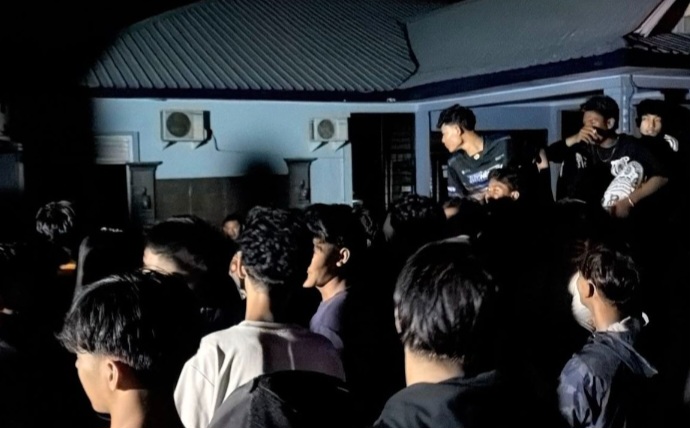 Warga Karimun Kepri
