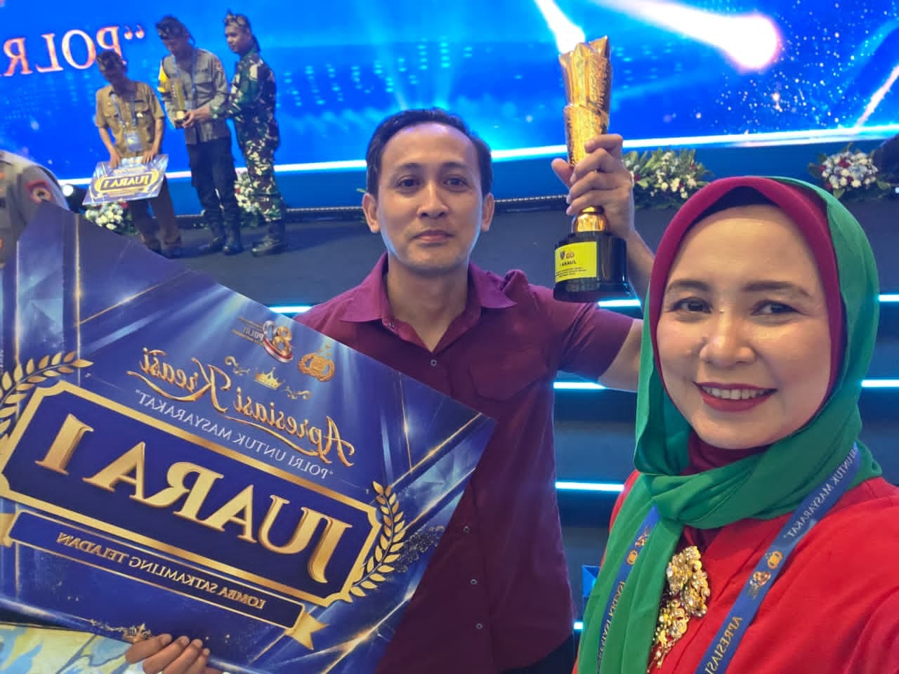 Bukan Sekadar Ronda! Satkamling Modern RT 11 Gandaria Utara Juara 1 Nasional, Trofi Diserahkan Langsung Kapolri Ketua RT 11 RW 07 Gandaria Utara, Imam Basori bersama Ibu RT Nina Fauzi