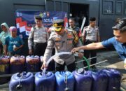 Kapolres Pasuruan Kota Pimpin Penyaluran 6.500 Liter Air Bersih untuk Warga Pesisir