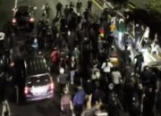 Pasukan Tongkat dan Ikat Kepala Putih Pukul Mundur Massa Anarkis