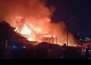 Lapak Terbakar, Warga Saling Bantu dengan Alat Seadanya