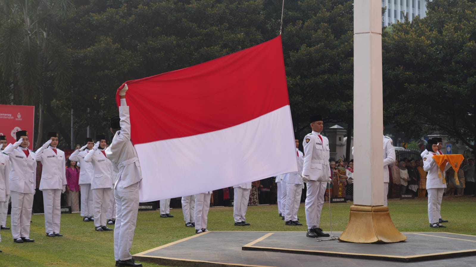 HUT RI ke-81, Menag Serukan Solidaritas untuk Korban Gempa Pengibaran Bendera Merah Putih Di Kemenag Ri Koma
