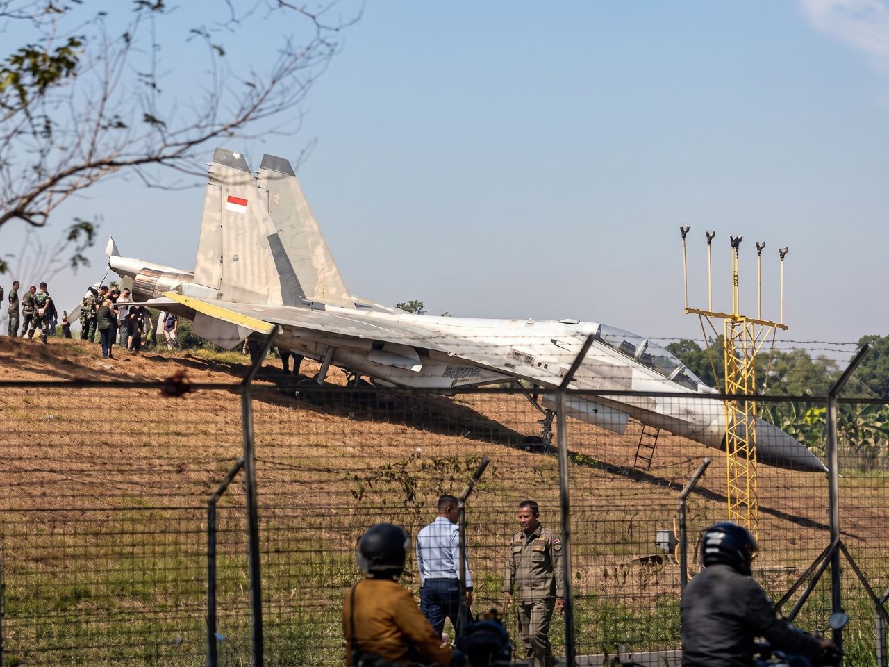 Pesawat Tempur Sukhoi Tni Au Keluar Landasan Di Hasanuddin